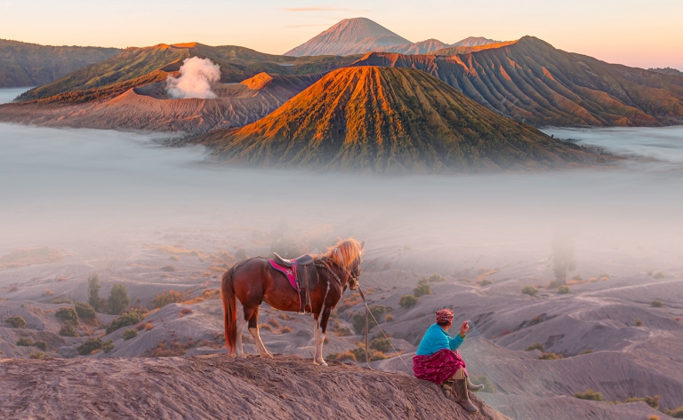 L’aurore face aux volcans sacrés